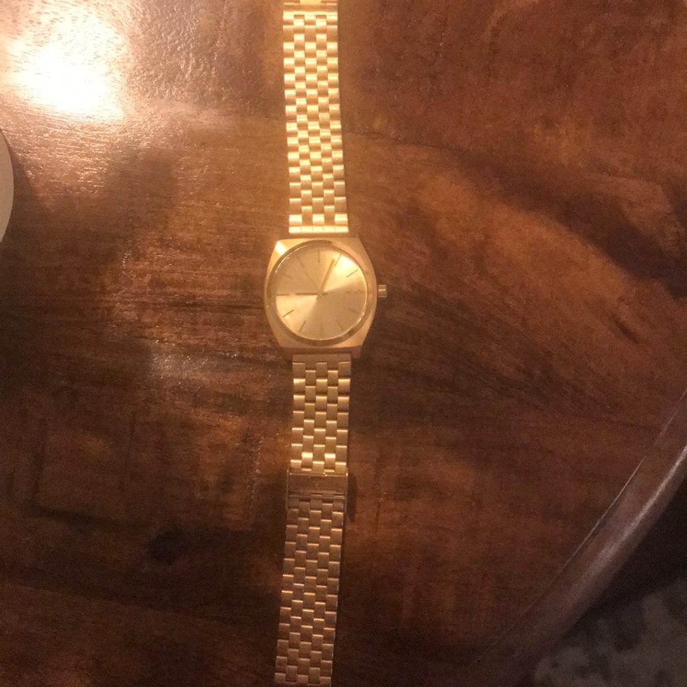 Excellent condition Nixon gold watch